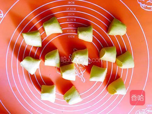 取一部分揉成长条切成大小合适的小剂子