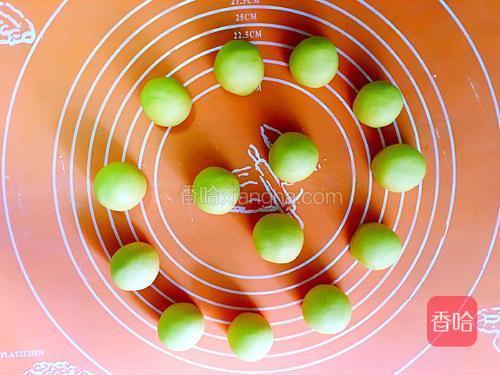 把每个小剂子揉圆