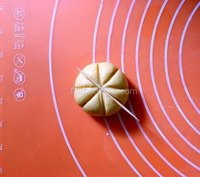取一个南瓜球，用牙签压米子形状