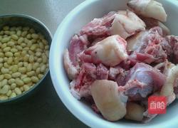 电压力锅黄豆焖猪脚的做法图解1