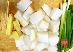 猪骨白萝卜汤的做法图解2