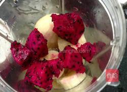 红火龙果香蕉奶昔的做法图解1