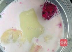 红火龙果香蕉奶昔的做法图解3