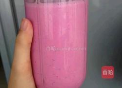 红火龙果香蕉奶昔的做法图解4