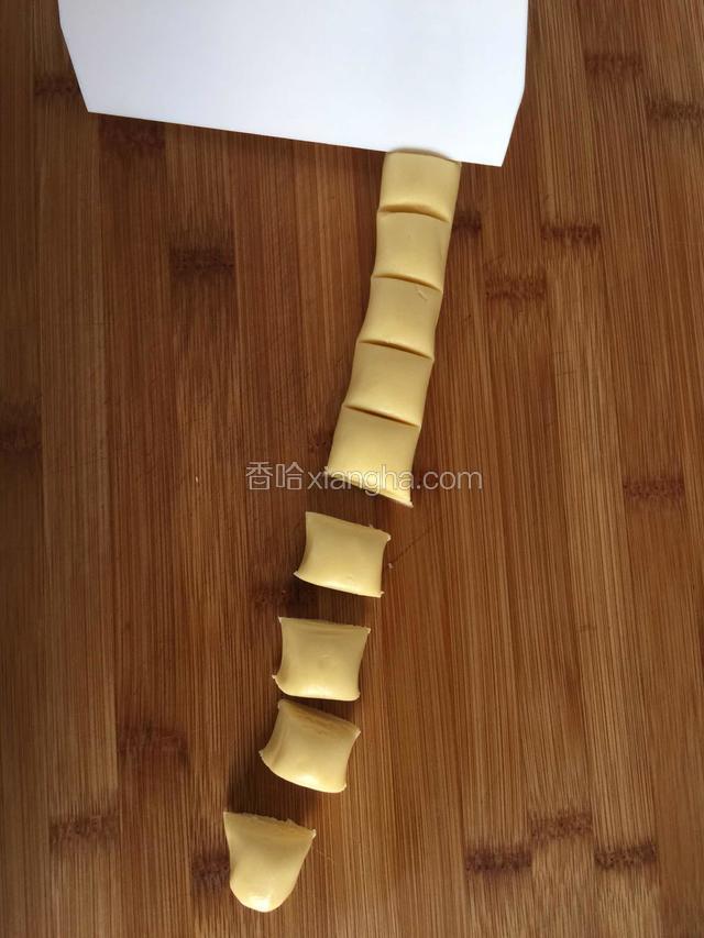 将面团放在面板上，揉搓成长条形，用橡皮刮板分割成20个等份。（每个面团重约10克左右）