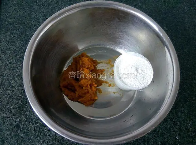 倒入大盆，加入250克糯米粉揉面。