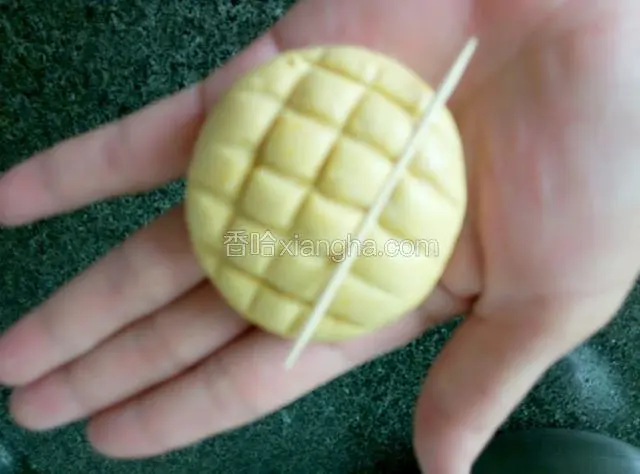 取一小撮面揉圆揉光滑，稍为压扁，用牙签挑纵横格。