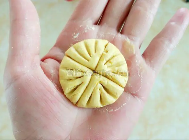 再取一小团面揉圆揉光滑压扁，沿中心线切四等份，每份用牙签挑三个痕，做乌龟的脚掌。乌龟的头和尾大家都会捏了。