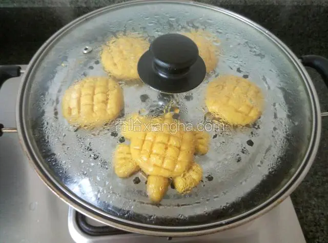 上蒸锅，大火烧开蒸三分钟转色了，调小火蒸五分钟，关火，焖一会。（我这锅盖上有一小透气孔)