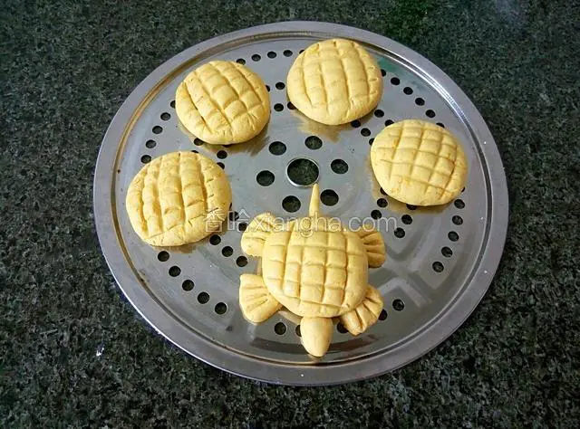 蒸盘刷油(家中有油纸更好)，全部做好摆上。