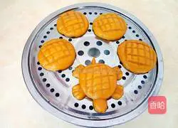 Illustration of how to make pumpkin cakes with little turtles shedding their shells 10