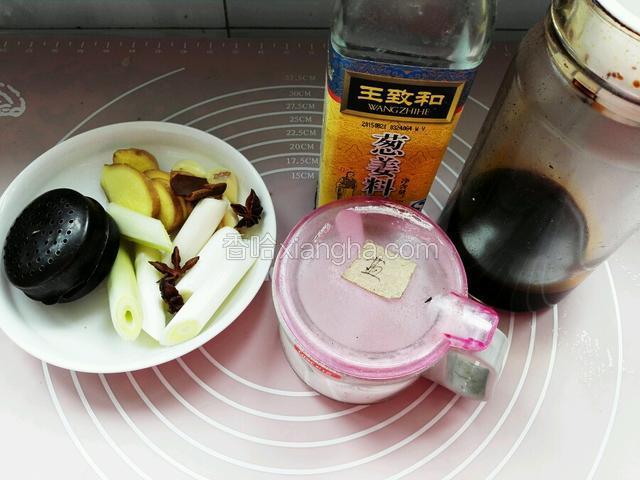 准备调味料:草菇老抽酱油，盐，料酒，葱，姜，蒜洗净切段，花椒，大料，甘草，丁香，豆蔻，桂皮备齐。