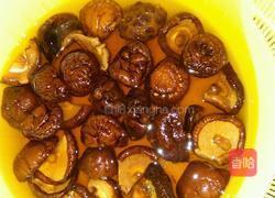 干锅香菇小鸡的做法图解1