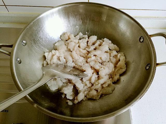 慢慢的熬至水干，开始出油，不时的用锅铲翻翻底，直到油越来越多。