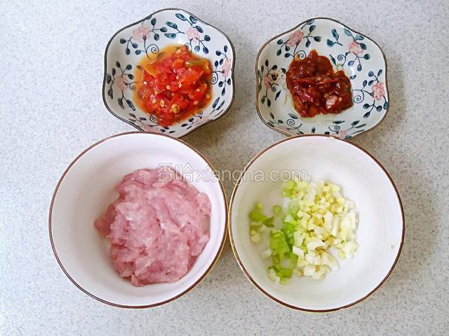 肉切成末，葱姜蒜切末，剁椒和豆瓣酱各一勺。