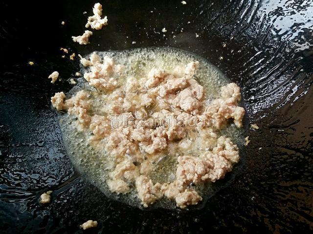 锅里热油，放入肉末炒熟。