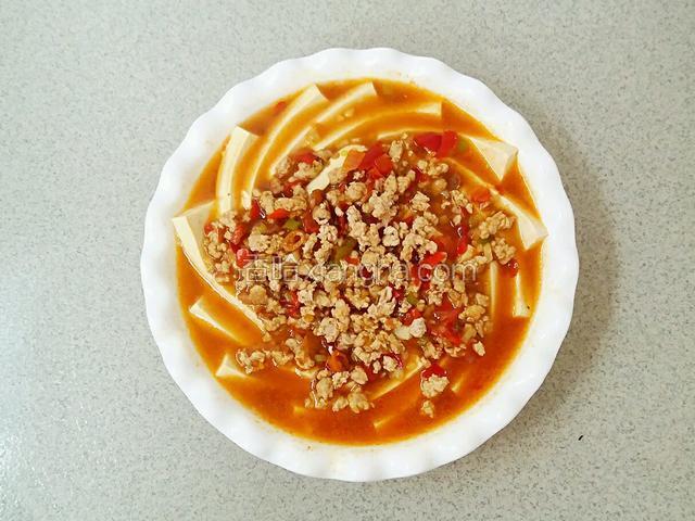 将汤汁淋在豆腐上。