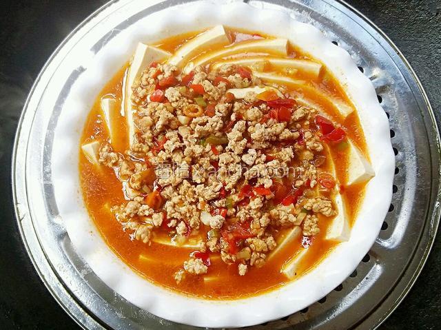 豆腐放入蒸锅，蒸五分钟。