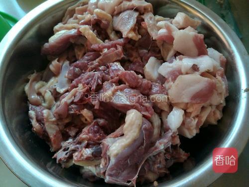 鸭肉，五花肉斩成小块小块的