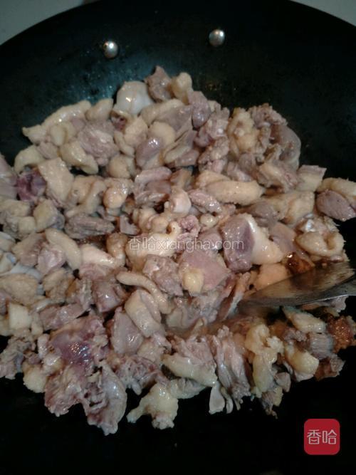 把鸭肉丢进锅里，翻炒一下，下适量的食盐，盖上锅盖大火熬大概10分钟左右（中途记得揭开锅盖搅拌一下，会熬出很多的水）