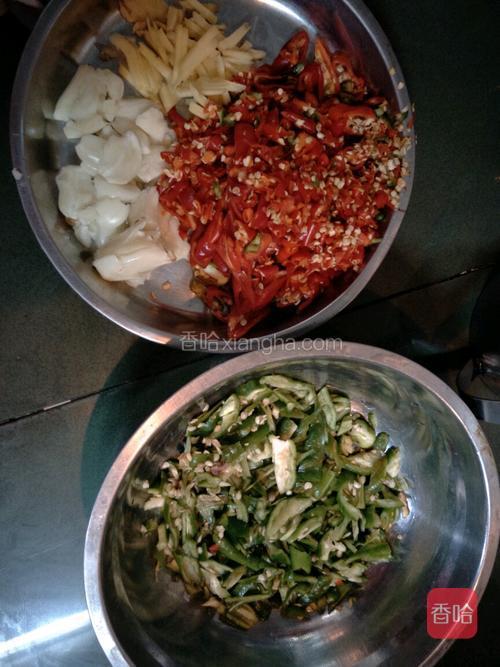 此时此刻要注意啦，锅里的鸭肉不要炒太干了，要多油，然后把所有剩下的辣椒放进去，记得辣椒要放盐哈！！然后再炒个两分钟左右