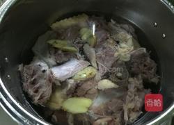 红菇老鸭汤的做法图解3