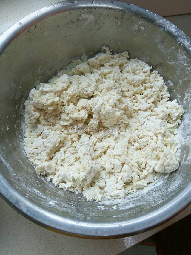 把面粉用温烫水活成絮状