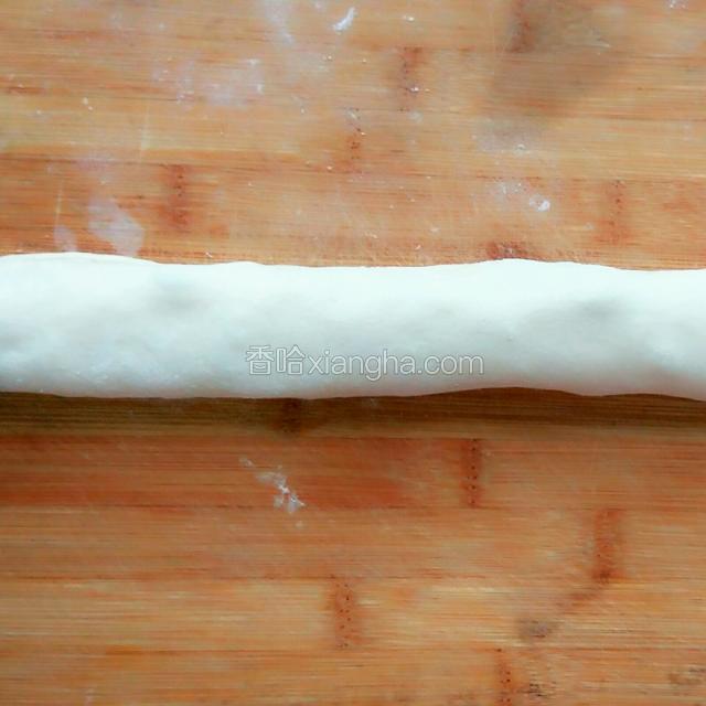 把面片从一头卷起成圆柱形