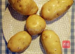 趣味蒸土豆的做法图解1