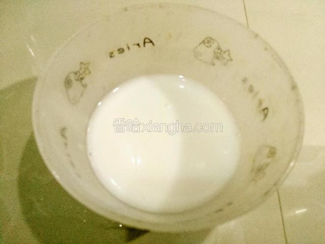 这是饮料酸奶，只倒了100克，（还有一百克最后都倒入）