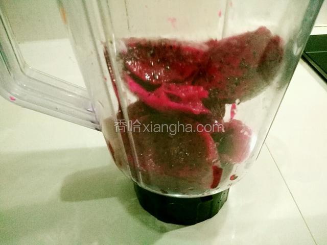 把火龙果切两瓣，用勺子挖出果肉，放料理机里，
