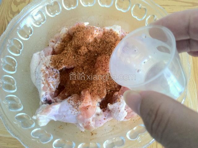 倒入20ML纯净水。