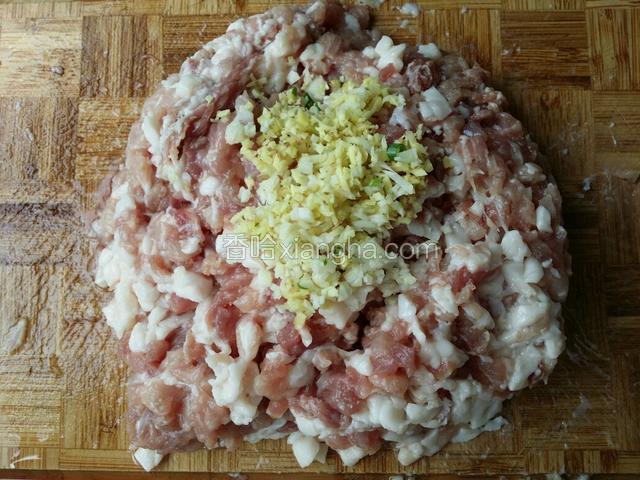 将肉先切成粒，放上姜末蒜末拌匀。