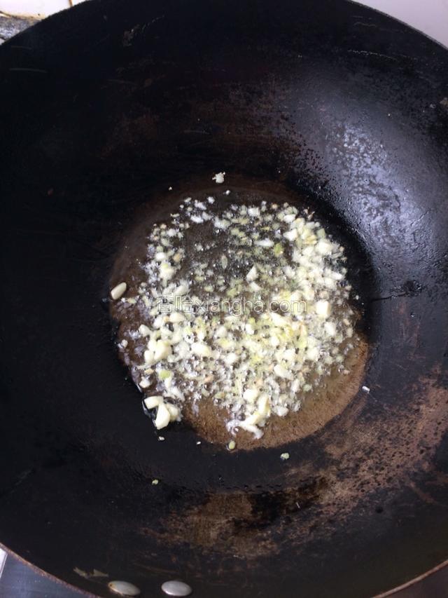 锅内放油，温热时放入姜末和蒜末炒香