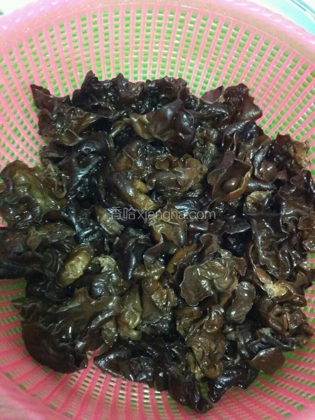 木耳提前泡发，洗净下锅煮滚两三分钟，再冲洗干净挤干水分