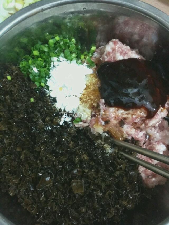 肉泥加入调料料酒、生抽、耗油、盐、鸡精，以一个方向搅上筋