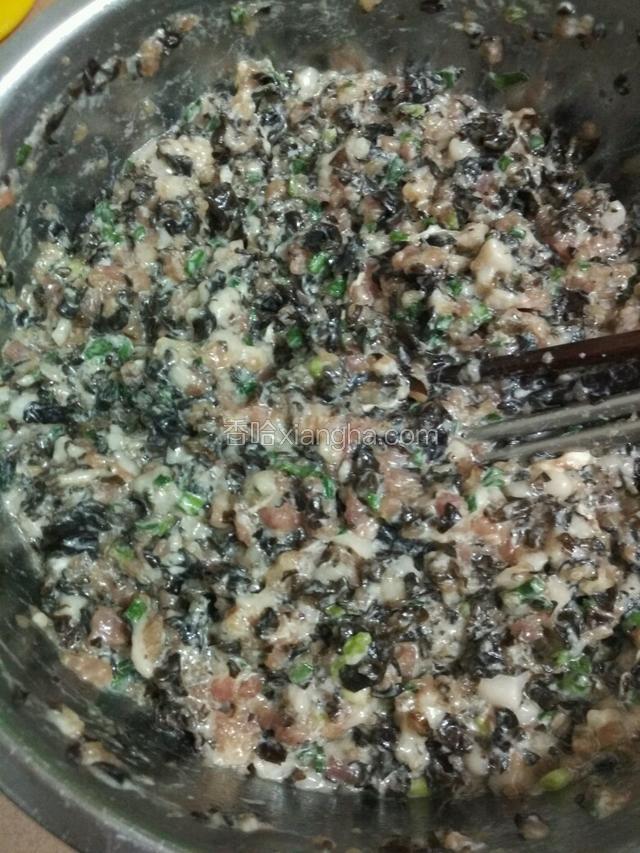 最后再加入芝麻油搅拌均匀，馅料做好啦，天气热盖住保鲜膜放入冰箱冷藏半小时