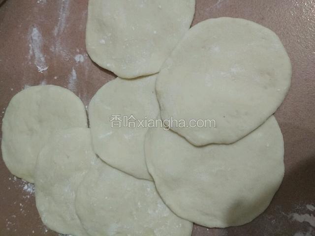 再用擀面杖擀成中间厚边沿薄的圆形