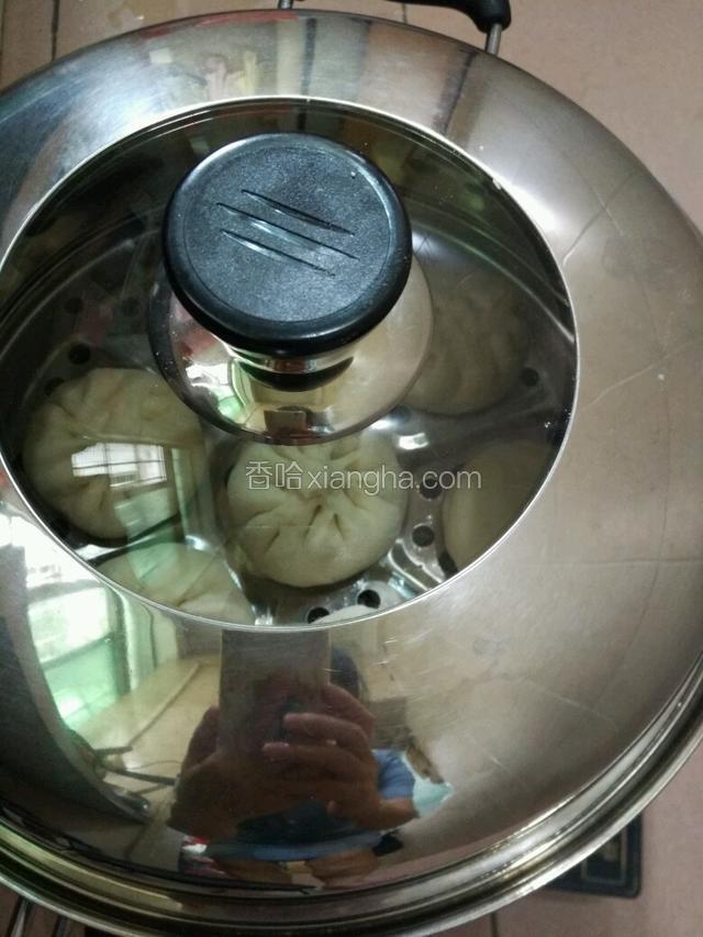 做好放入蒸隔，蒸隔上刷一层油，盖住盖子二次发酵20分钟，再上蒸，大火烧开转中火18分钟，时间到关火焖5分钟再揭开盖