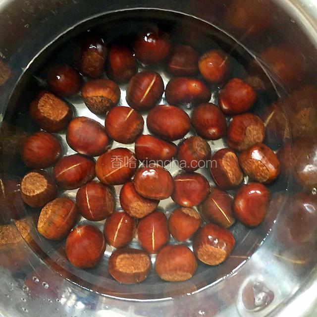 切好的栗子放盆子里，加开水没过栗子，浸泡五分钟，这样做是为了让栗子壳吸收一些水份，以免在烤的过程中栗子壳焦了，栗子肉还没熟。
