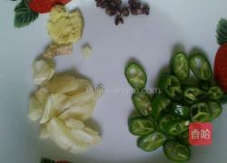 胡萝卜抄玉米粒的做法图解1