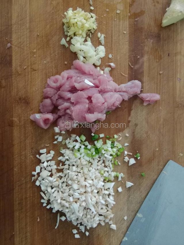 香菇蒂，肉，大蒜子，香葱，姜片，切碎切丁。