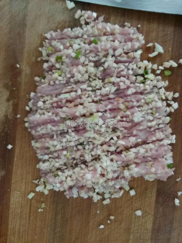 上述五种食材放到一起炖碎成馅。