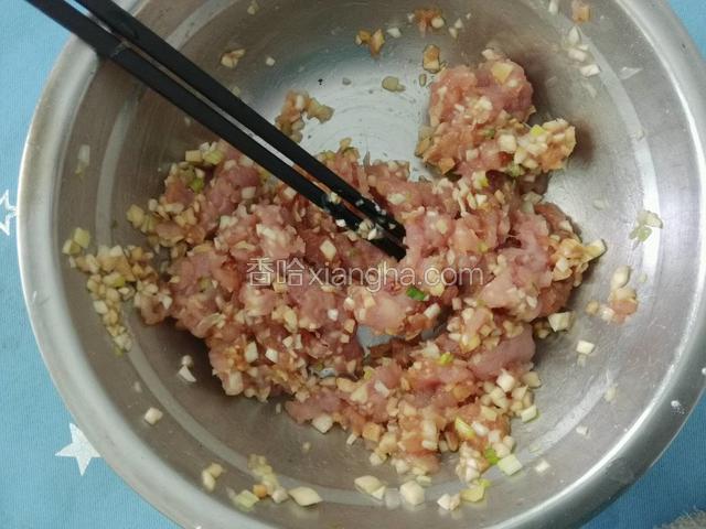 炖好的馅放入碗中，加入少许生抽，盐，蛋清，生粉，搅拌均匀。