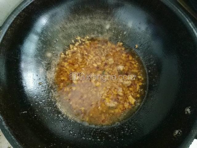 余下的香菇蒂个肉末切碎，锅内入油，翻炒，加入盐，生抽，鸡精，烧滚，然后加入少许调好的生粉勾芡。