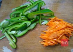 青椒胡萝卜炒鸡蛋的做法图解1