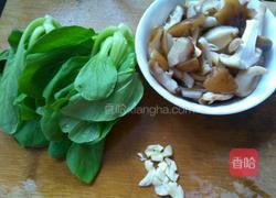 香菇炒青菜的做法图解1