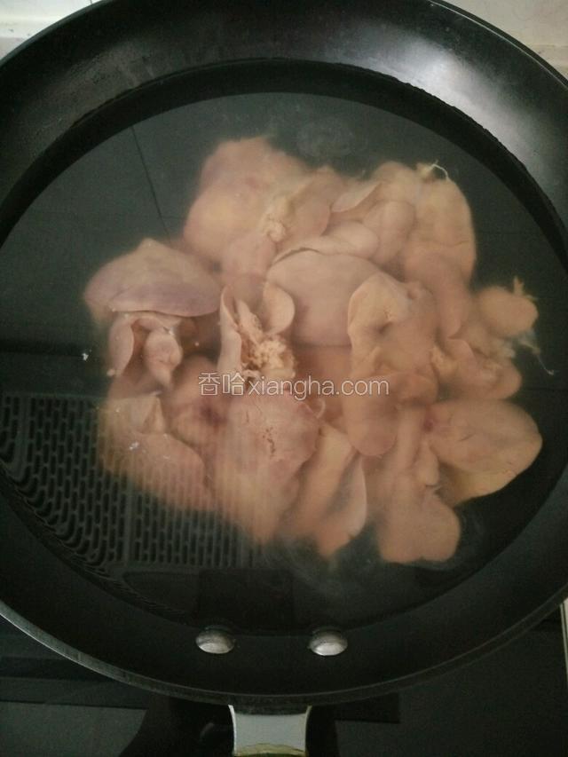 锅里加水，倒入鸡肝，煮血水
