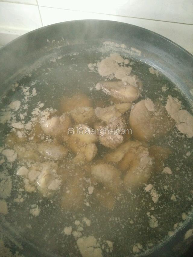 开锅会煮出很多血沫，撇去血沫，开锅后大概2—3分钟就可以捞出了