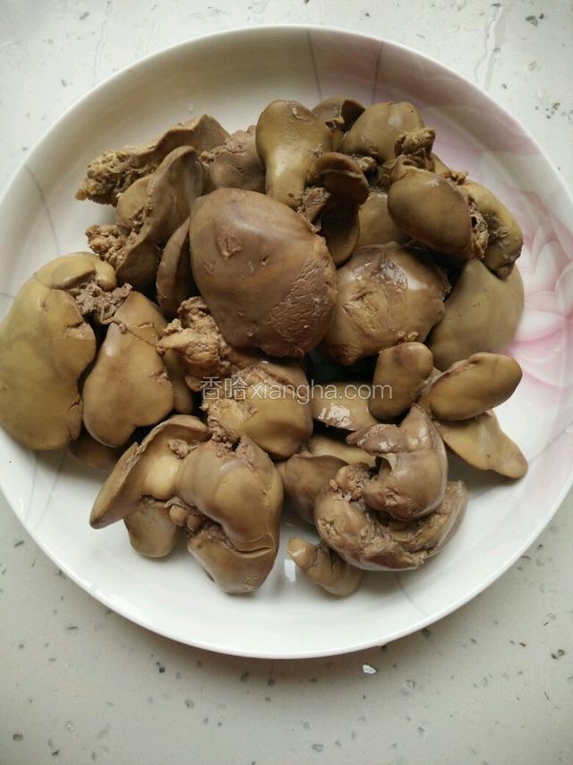 捞出后的鸡肝过水洗干净